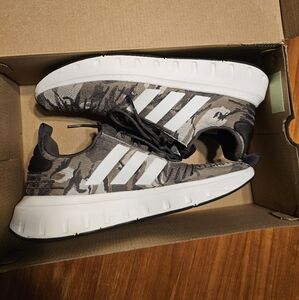 Adidas Swift Run 23 Olive/White/Black SZ 10.5 - Barely Worn